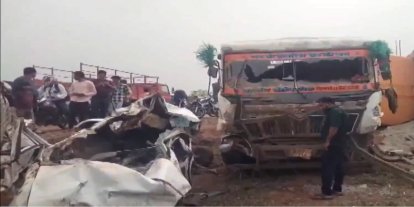 Hindistan'da kamyon minibüsün üzerine devrildi: 9 ölü