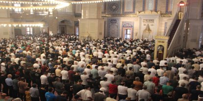 Adana'da binlerce kişi bayram namazı için saf tuttu