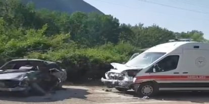 Ambulans ile otomobil çarpıştı: 1 ölü, 1 yaralı