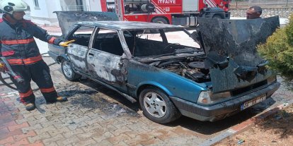 Malatya’da park halindeki otomobil alev aldı