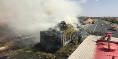 Mardin’de saman yüklü tır'da yangın: Tonlarca saman kül oldu