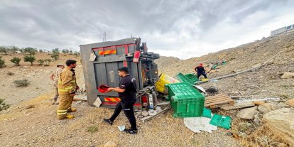 Şırnak'ta tır şarampole devrildi: Şoför ağır yaralandı