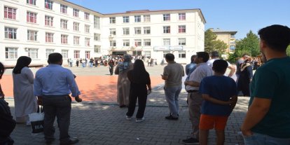 LGS heyecanı sınav salonlarında, dualar okul bahçelerinde yaşandı
