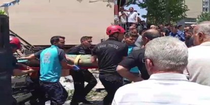 Freni patlayan kamyonet araca çarptıktan sonra evin bahçesine girdi: 4 yaralı