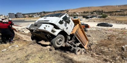 Şanlıurfa'da hafriyat kamyonu şarampole yuvarlandı
