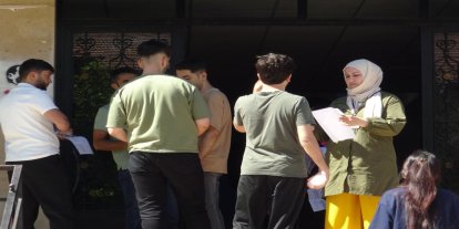 YKS'ye giren öğrenciler sınavda ter dökerken aileleri dışarıda onlara dua etti