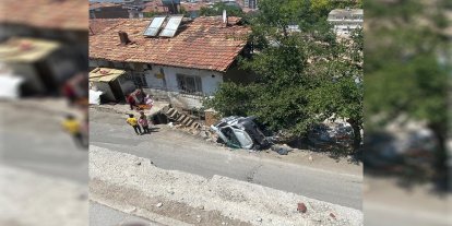 Otomobil evin bahçesine girdi: 1 yaralı