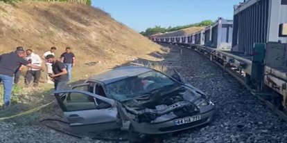 Malatya'da yük treni otomobile çarptı: 5 yaralı