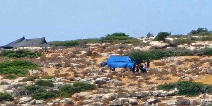 Nablus'ta arazilere çadır kuran Yahudi çeteler "Filistin'de Gelecek Yok" yazılı pankartlar astı