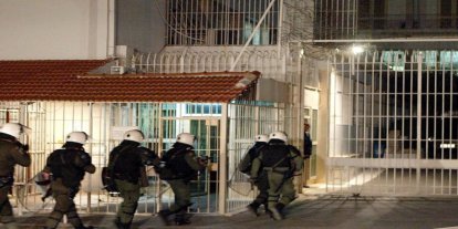 Yunanistan'da cezaevinde yangın paniği