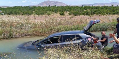Malatya'da otomobil dereye uçtu: 2 yaralı