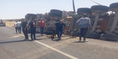 Diyarbakır'da asfalt yüklü kamyon devrildi