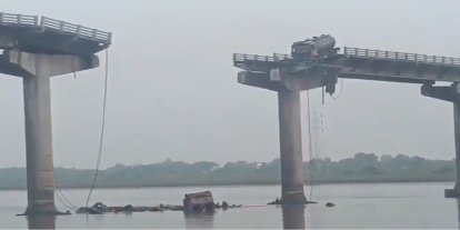 Hindistan'da köprü çöktü: 9 ölü