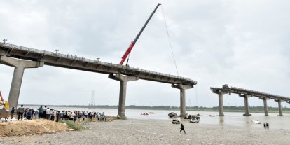Hindistan'da çöken köprüde ölenlerin sayısı artıyor