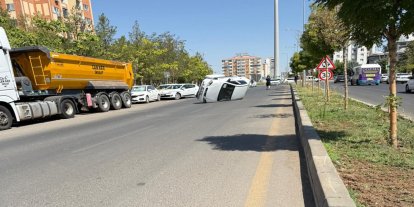 Diyarbakır’da otomobil kaldırıma çarpıp yan yattı: 2 yaralı
