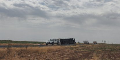 Şanlıurfa’da kamyon takla attı: Sürücü kazayı yara almadan atlattı