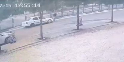 Diyarbakır'da karşıya geçmek isteyen yayaya otomobil çarptı: Kaza anı kamerada