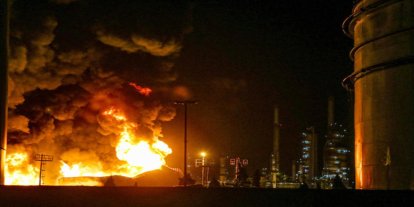 İran'da Abadan petrol rafinerisinde yangın