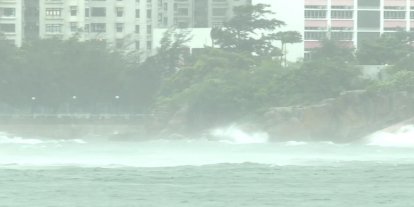 Hong Kong'da Wipha Tayfunu alarmı