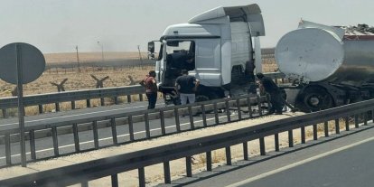Kontrolden çıkan tanker, demir bariyerlere çarparak durabildi