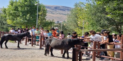 Kur'an kursuna düzenli devam eden öğrencilere hayvanat bahçesi gezisi ödülü