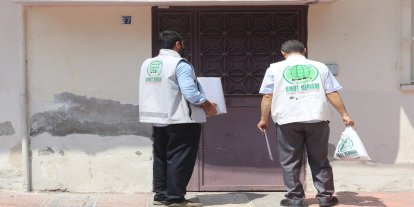 Umut Kervanı Mersin'de ihtiyaç sahiplerine gıda yardımı yaptı