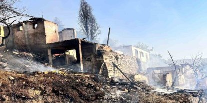 Ankara'da ağaçlık alanda çıkan yangın gecekondulara sıçradı