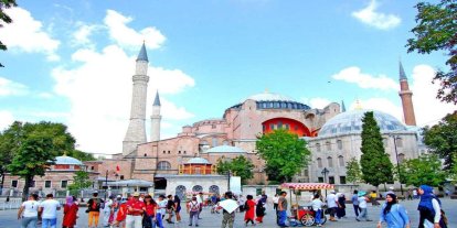 Bakan Ersoy: Turizm gelirinde 6 aylık dönemde zirve