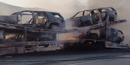Lüks araçları taşıyan tır yandı, 5 otomobil hurdaya döndü!