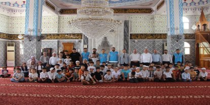 Çocuklar camide oyunlarla eğleniyor