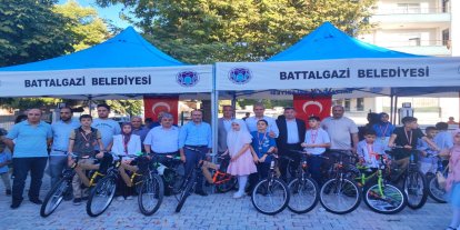 Yaz Kur'an kurslarında başarı gösteren öğrenciler bisiklet ile ödüllendirildi