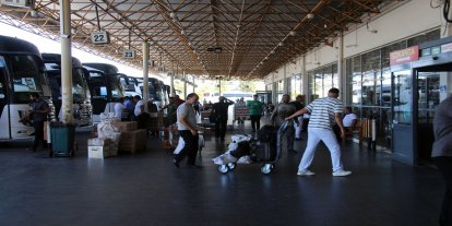 Yolcu otobüsünden büyük saygısızlık: Sabah namazı kılmak isteyen yolcuyu yolun ortasında bıraktı