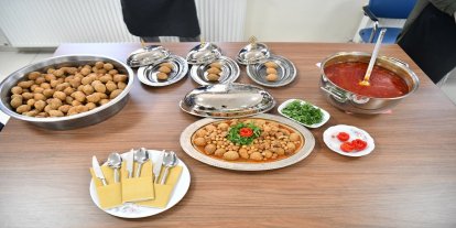 Maharetli eller en güzel yemeği yapmak için yarıştı