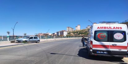 Otomobil su kanalının korkuluklarına çarptı: 1 yaralı