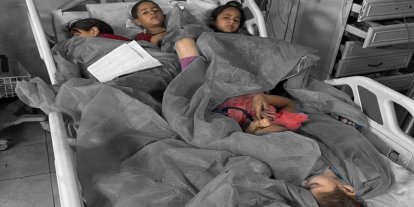 Gazze’de yaralı çocuklar aynı yatağı paylaşıyor