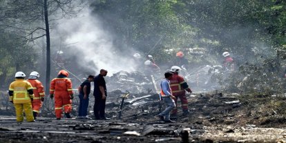 Malezya'da askeri uçak alev alarak düştü