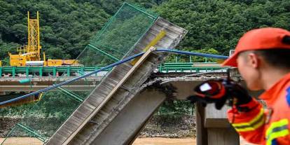 Çin'de yapımı devam eden köprü çöktü: 12 ölü, 4 kayıp
