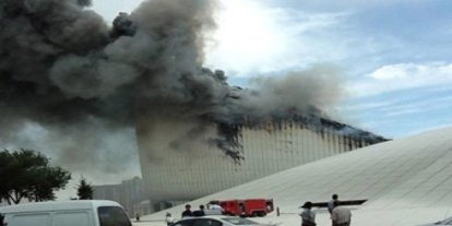 Azerbaycan'ın en büyük ticaret merkezinde yangın