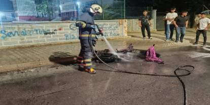 Sokak ortasında alev alan motosiklet hurdaya döndü