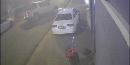 Mardin'de "Dur" ihtarına uymayan kamyonet sürücüsü, park halindeki araçlara çarptı