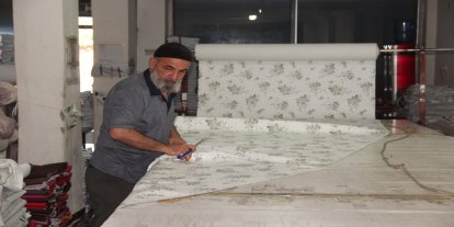 32 yıllık emekle Batman'dan Türkiye'nin dört bir yanına sofra bezi dağıtıyor