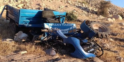 Siirt’te tarım aracı şarampole devrildi: 1 yaralı