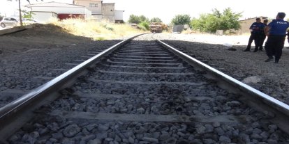 Yük treninin çarptığı yaya ağır yaralandı