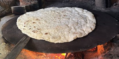 Tazeliğini aylarca koruyan sac ekmeği kış sofraları için pişiriliyor
