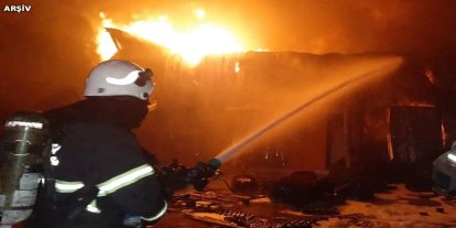 İstanbul İSTOÇ'taki yangın kontrol altına alınırken 17 dükkan zarar gördü