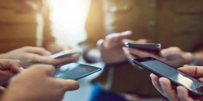 Cep telefonu kamburluğu: Yeni neslin sessiz tehlikesi!