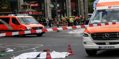 Almanya'da araç kalabalığın arasına daldı: 4 yaralı
