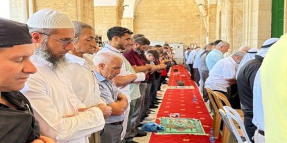 Siyonist kuşatmaya rağmen 40 bin Müslüman Aksa'da cuma namazı kıldı