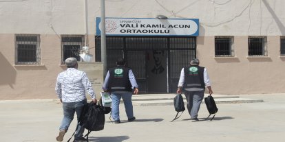 Umut Kervanı Cizre’de onlarca öğrenciye kırtasiye malzemesi ulaştırdı