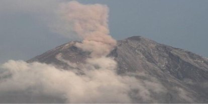Endonezya'daki Semeru yanardağı bir günde sekiz kez patladı
